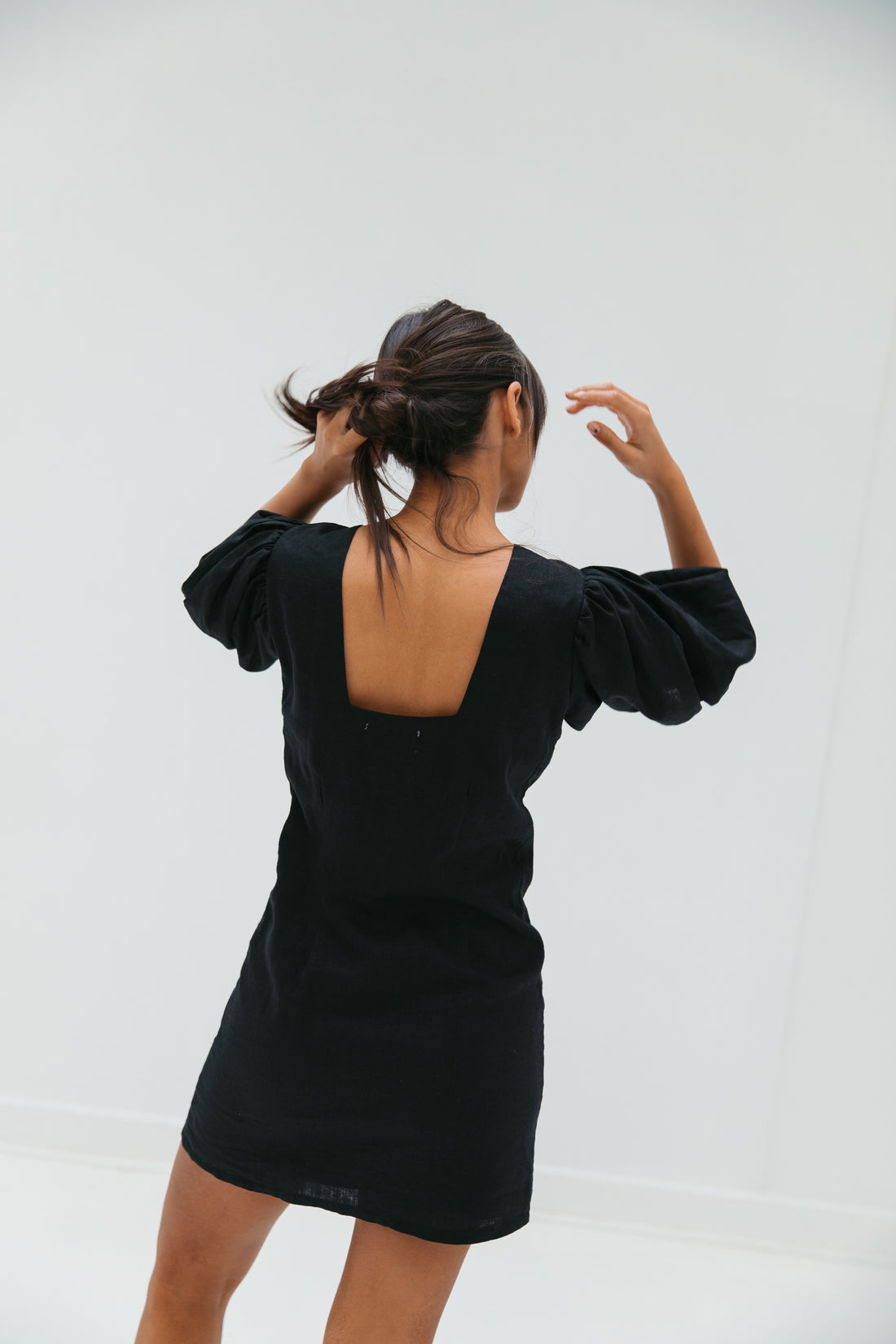 serena linen dress in black